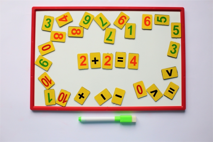 Магнітна дошка 308х207 мм з маркером та набором магнітних цифр