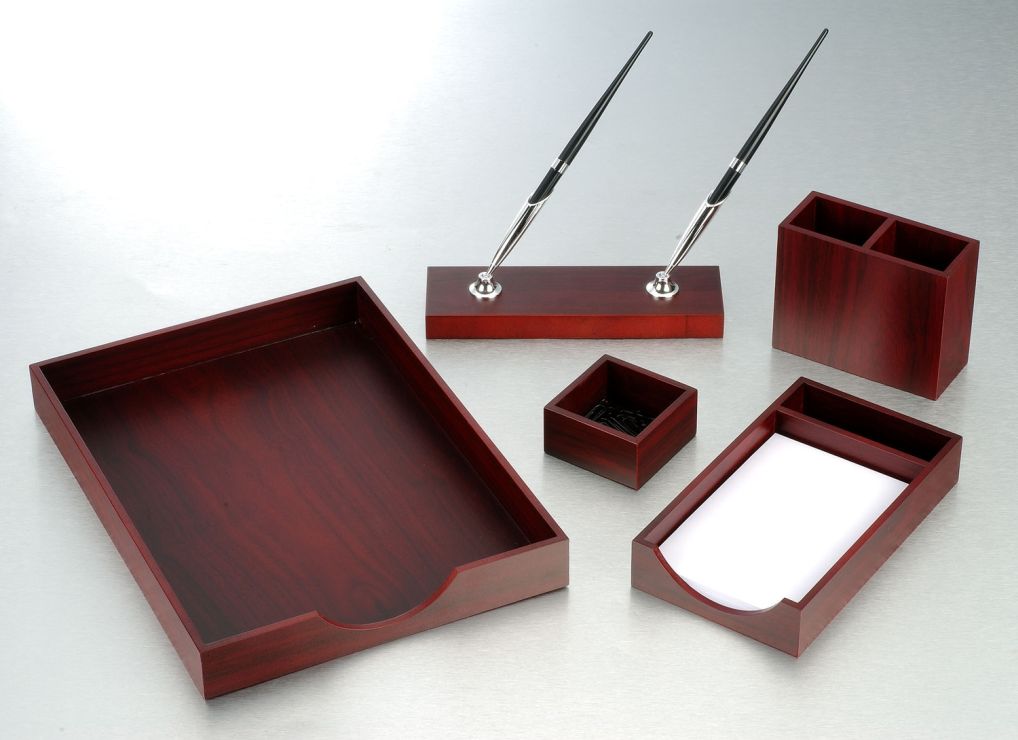 Набір настільний дерев'яний з 5 предметів «Червоне дерево»