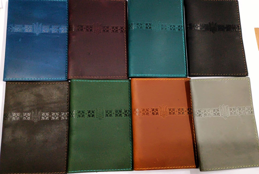 Обкладинка на паспорт «Герб малий» 95х135 мм зі шкіри, в асортименті
