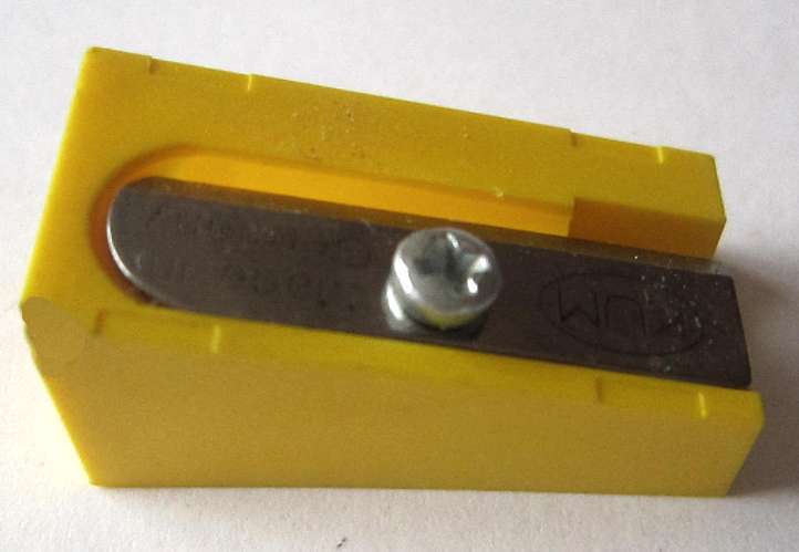 Точилка пластикова без контейнера, в асортименті, ТМ Kum